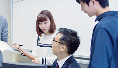 企業提携による実践的なカリキュラムを導入