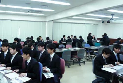 企業の方の話を真剣に聞く学生達