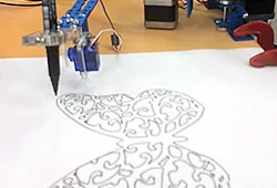 学生が描いたデザイン画を再現してくれるロボットを作りました